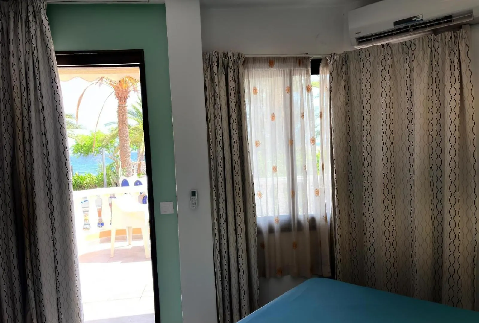 Apartment Tenerife Garden First Line Of Beach Playa de las Americas  Spanien